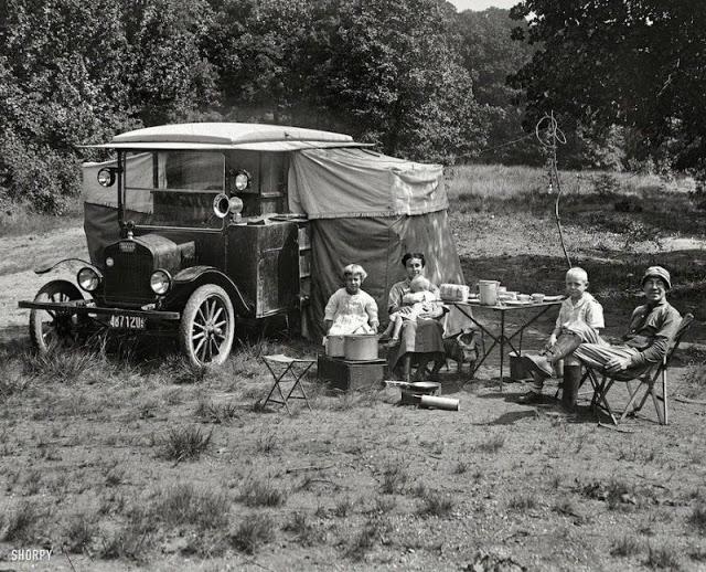 Dr A Fosters ar ģimeni auto... Autors: Lestets 12 mājas uz riteņiem no 20. gs. sākuma
