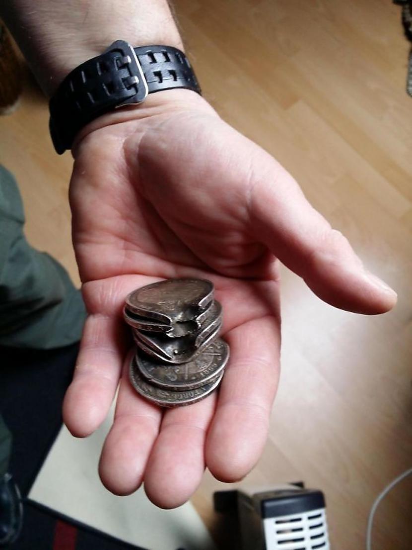 Monētu kaudzīte kas apturēja... Autors: ĶerCiet 8 laimīgie, kuriem izdevās apmānīt nāvi