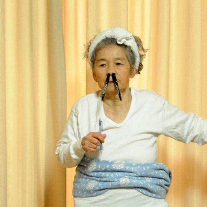  Autors: matilde 90 gadus vecā vecmamma iekaro internetu ar saviem amizantajiem selfijiem