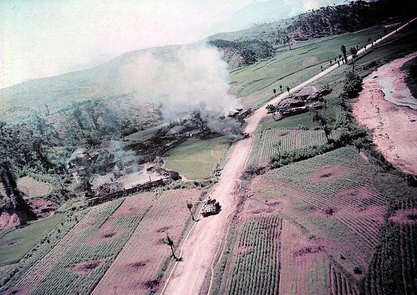 T3V tankskuram aizmugurē deg... Autors: Altenzo Korejas karš bildēs