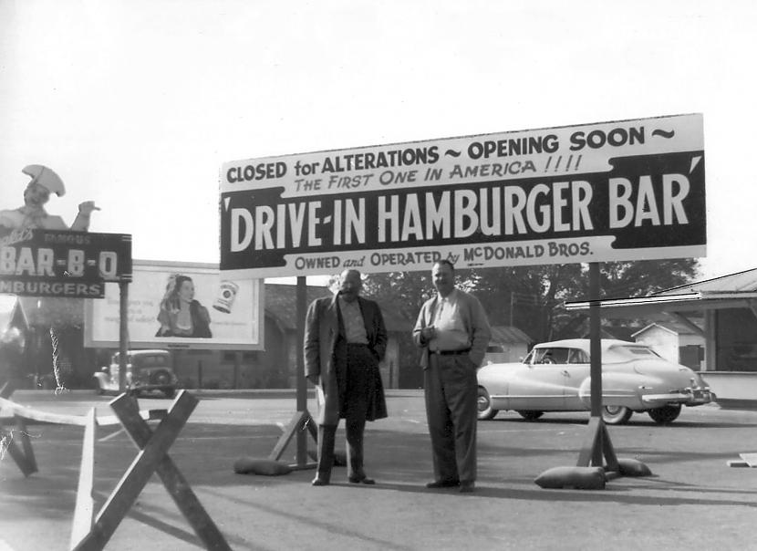 1937 g Patriks Makdonalds... Autors: Lestets Makdonaldu brāļi pie vēl neatvērta pirmā McDonald's restorāna 1948. g.