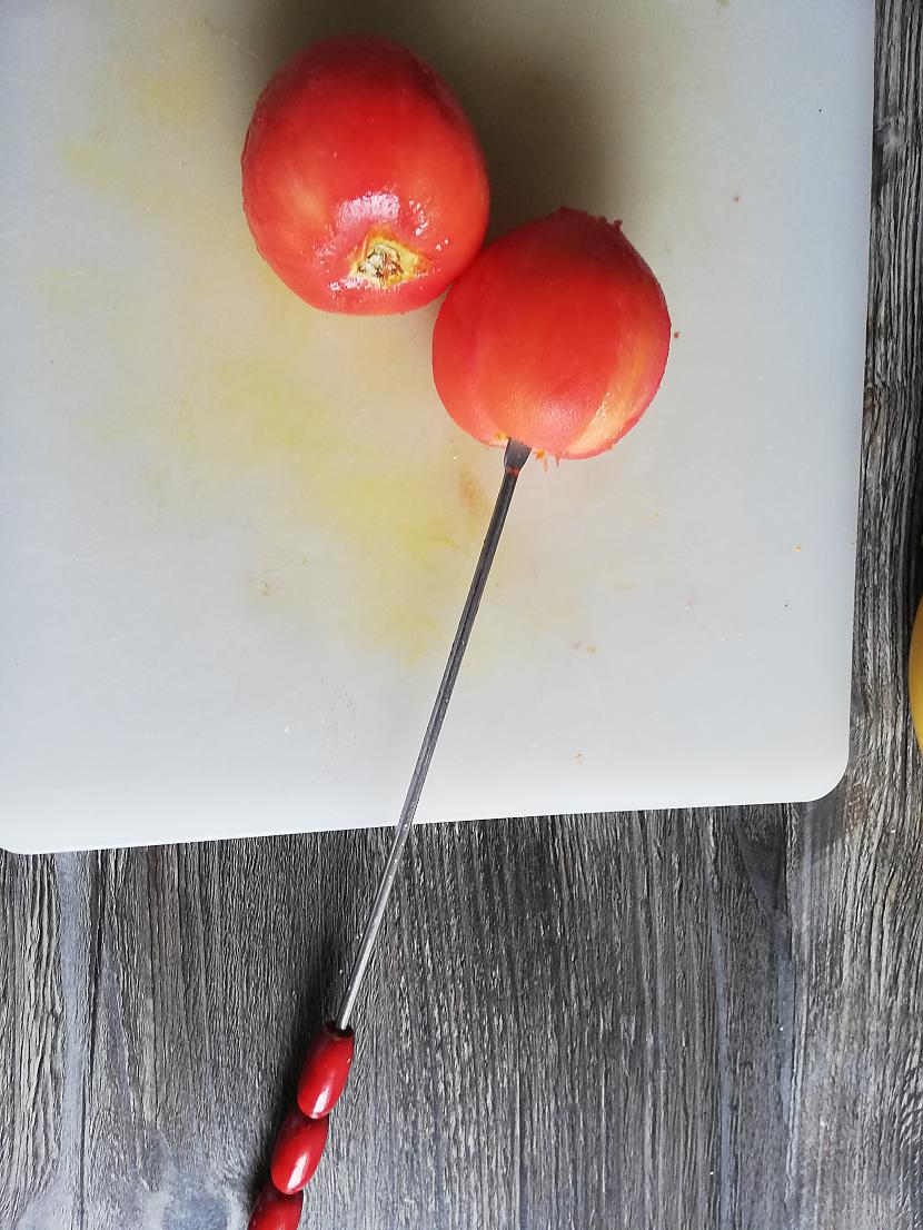 Divi blanšēti tomāti Tomātus... Autors: millers Cūkgaļa ar rīsiem, jeb viltotais plovs.