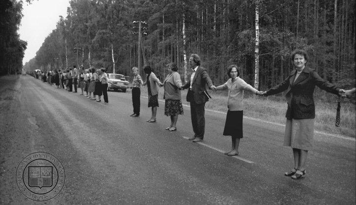  Autors: 100 A 25 fotogrāfijās par vēsturisko Baltijas ceļu. Šī diena paliks atmiņā!