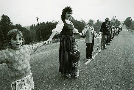  Autors: 100 A 25 fotogrāfijās par vēsturisko Baltijas ceļu. Šī diena paliks atmiņā!