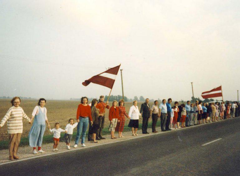  Autors: 100 A 25 fotogrāfijās par vēsturisko Baltijas ceļu. Šī diena paliks atmiņā!