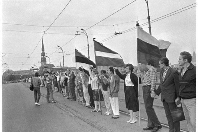  Autors: 100 A 25 fotogrāfijās par vēsturisko Baltijas ceļu. Šī diena paliks atmiņā!