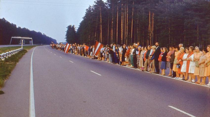 25 fotogrāfijās par vēsturisko Baltijas ceļu. Šī diena paliks atmiņā!