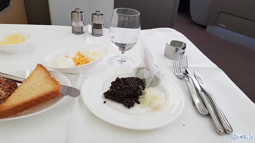 Sāksim ar īstu kaviāru ir ir... Autors: DiviPretDivi Lidojums Lufthansa pirmajā klasē - luksuss tīrā veidā
