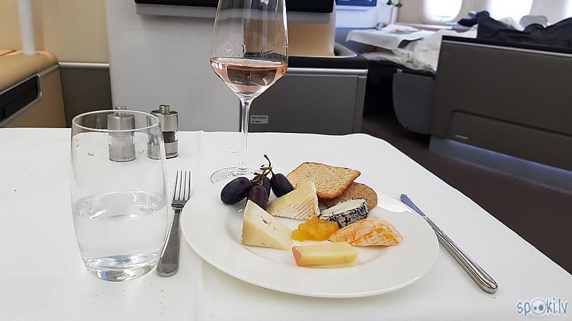 Saldajā ēdienā izvēlējos siera... Autors: DiviPretDivi Lidojums Lufthansa pirmajā klasē - luksuss tīrā veidā