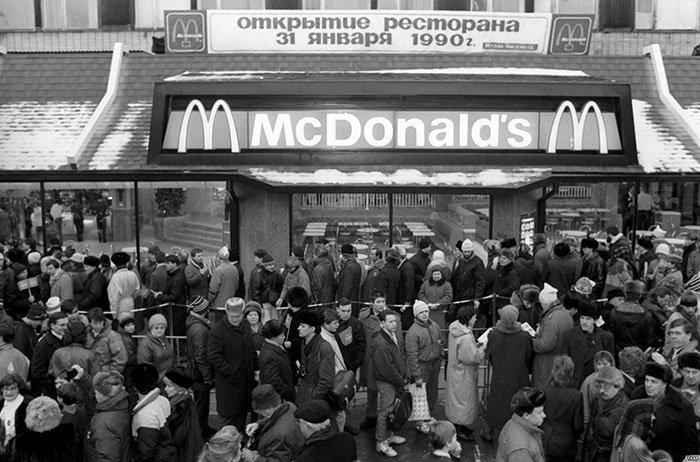 Pienāca vasara bet rindas... Autors: ĶerCiet Vēsturiski foto: Pirmais maķītis PSRS un astoņas stundas rindā pēc burgera