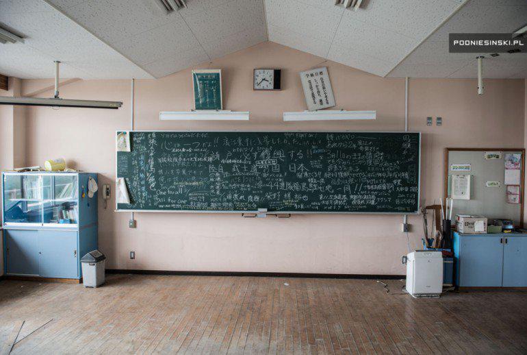 Pēc tam bēgļi atgriezās skolā... Autors: ĶerCiet Daba pamazām pieveic Fukušimas avārijas teritoriju. Līdz šim neredzēti fotokadri