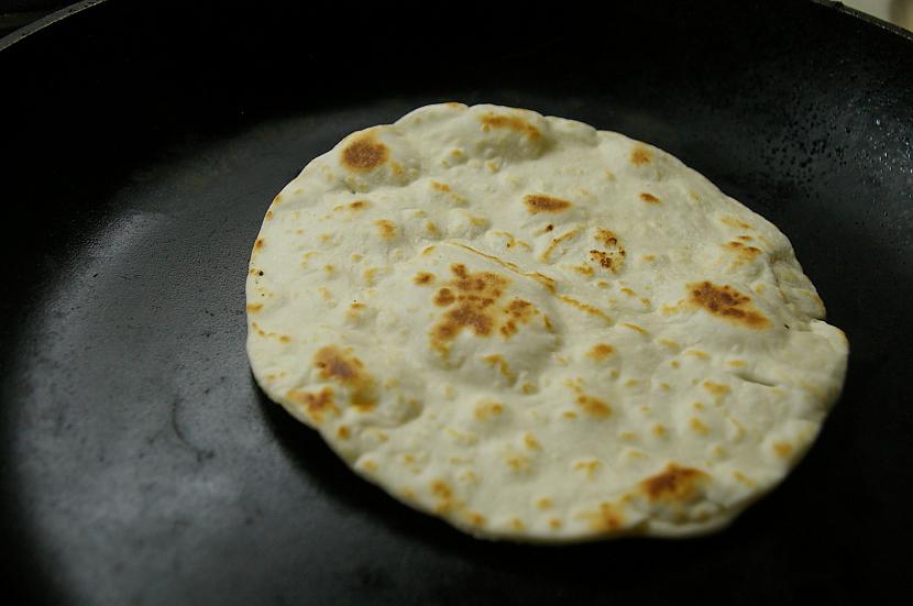 Uz uzkarsētas pannas bez... Autors: Cigors7 Tako ar pašgatavotām tortillām - ļoti vienkārši