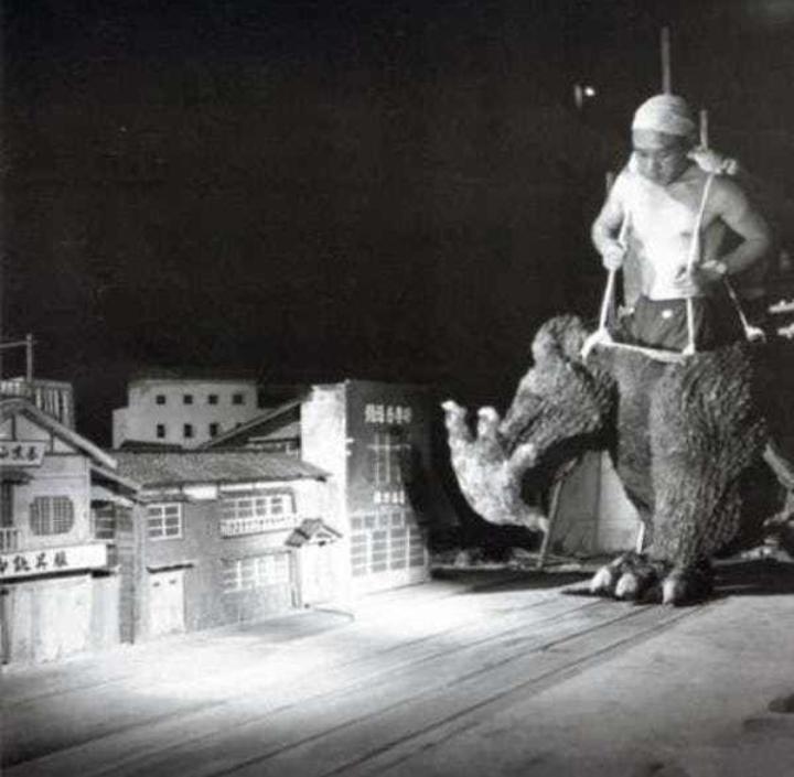 Godzilla vairs neizskatās tik... Autors: Bobby Tarantino Aizkadru bildes, kuras sabojā filmu maģiju!
