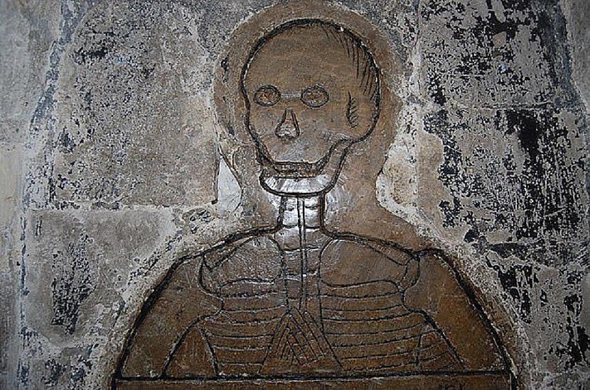 Skeleta attēls uz kapavietas... Autors: pyrathe 10 biedējošākie artefakti vecajās baznīcās Lielbritānijā