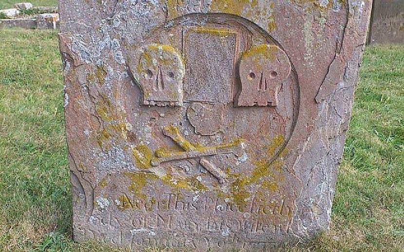 Kapakmeņi ar glavaskausu un... Autors: pyrathe 10 biedējošākie artefakti vecajās baznīcās Lielbritānijā