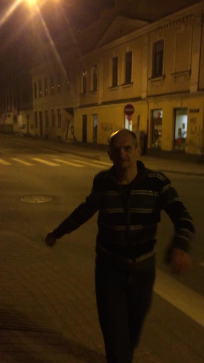  Autors: Gustavs Klaidonis Pa Avotu ielu klīst vīrs "alkohols" bez apaviem