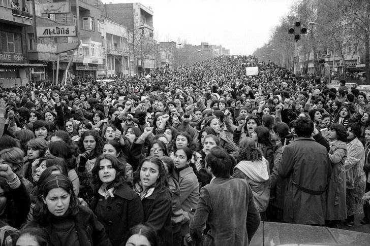 Sievietes protestē pret... Autors: zzcepums Vēsturiskas fotogrāfijas, kas parāda vēsturi no cita skatu punkta