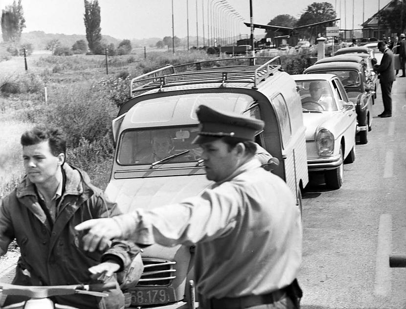 Bēgļi no Čehoslovākijās pie... Autors: Lestets Kā PSRS ieradās, lai sagrautu 1968. g. Prāgas pavasari