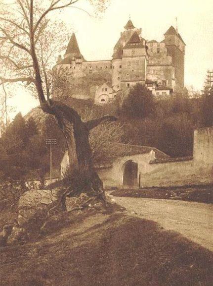 Drakulas pils Rumānija 1929 g Autors: Lestets Dažas vēsturiskas bildes ar slavenībām un ne tikai