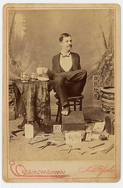 Čarlzs B Trips 18551930 ... Autors: Lestets Vīrs bez rokām un vīrs bez kājām brauc ar tandēmu
