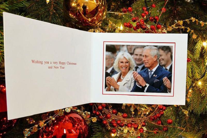 2014 gadā no prinča Čārlza un... Autors: matilde Labākie karaliskās ģimenes Ziemassvētku apsveikumi no 1942. - 2018. gadam
