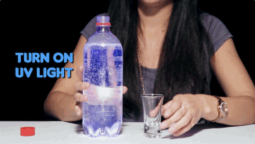 Paņem tonika pudeli un... Autors: ĶerCiet 8 aizraujoši eksperimenti, kurus vari izpildīt ar ūdeni