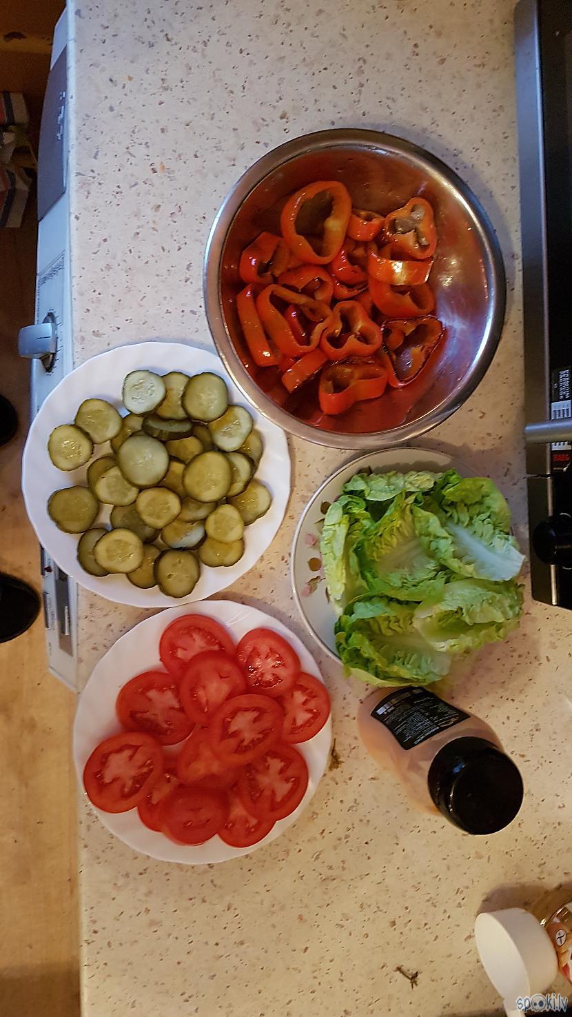 Tomati marinēti gurķi paprika... Autors: Juris1604 Recepte: Pašgatavots burgers