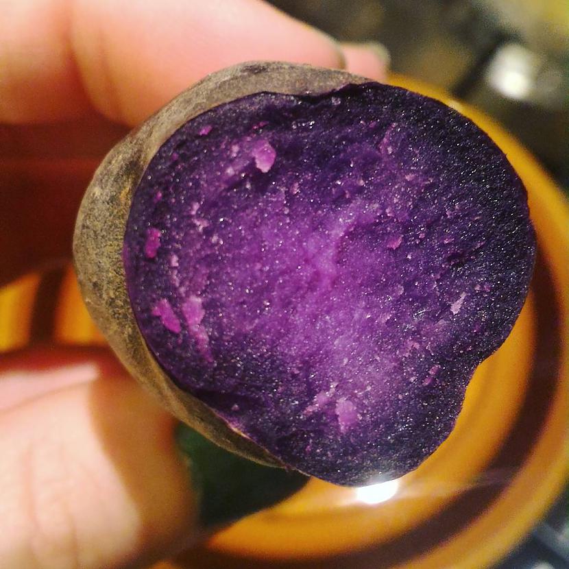 Violets kartupelis Autors: matilde Interesanti: Lūk, kā dažādas lietas izskatās no iekšpuses