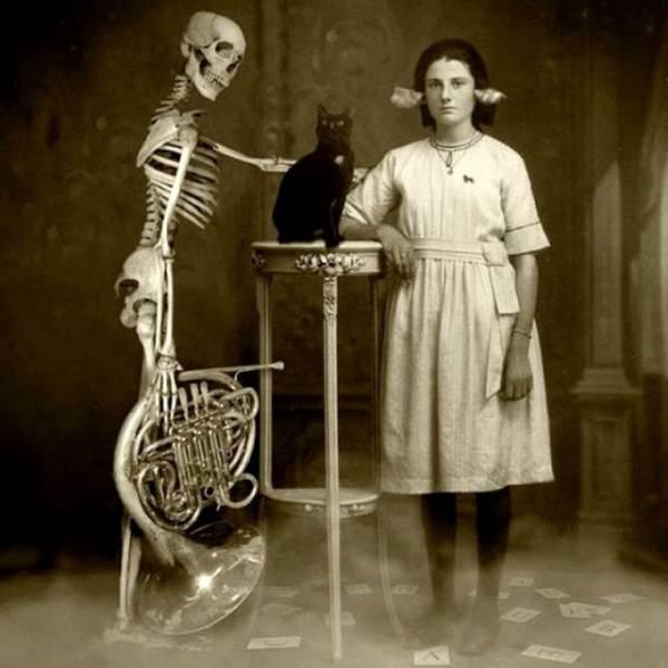 Jauka bilde ar kaķi un skeletu... Autors: Lestets Jocīgas un dīvainas vēsturiskas fotogrāfijas