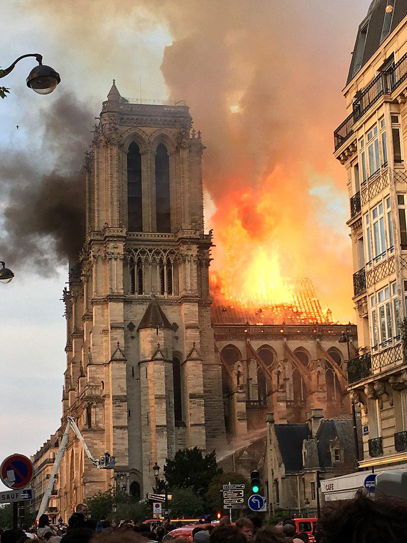  Autors: Epicentrs Parīzes Dievmātes katedrāle liesmās