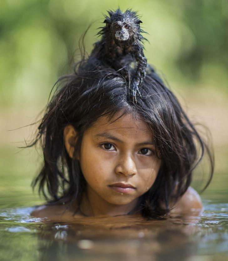 2 bērni spēlējas tas nav nemaz... Autors: Lestets Savilņojušas fotogrāfijas no "National Geographic"