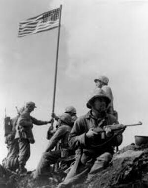 ASV kareivji paceļ karogu... Autors: Fosilija Otrais pasaules karš citā skatījumā. Nežēlīgais karš Āzijā un Klusajā okeānā.