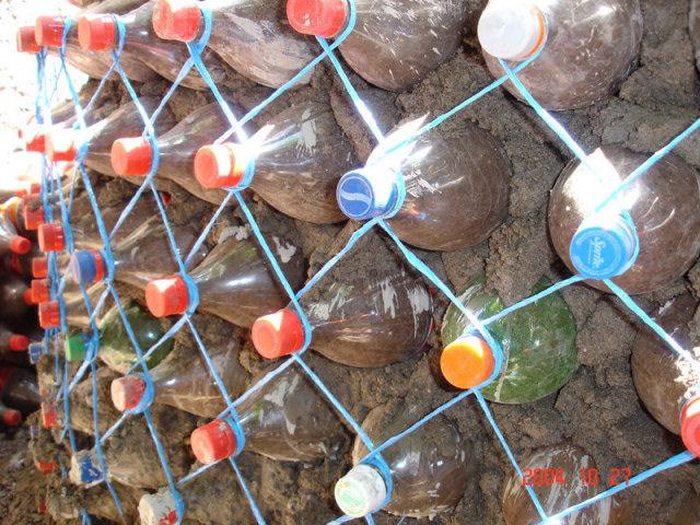  Autors: Fosilija Māja, kas celta no plastmasas pudelēm