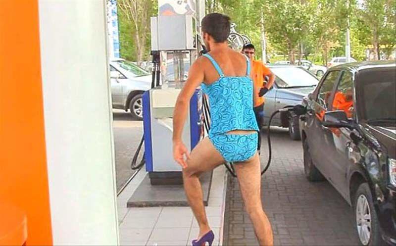  Autors: Fosilija Autovadītāji, kas saģērbušies bikini, lai no degvielas uzpildes stacijas...