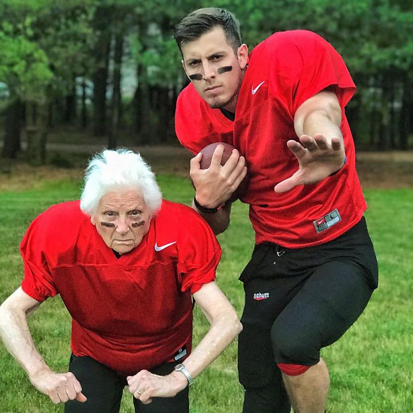  Autors: matilde 93 gadus veca vecmamma un viņas mazdēls iekaro internetu ar saviem tērpiem