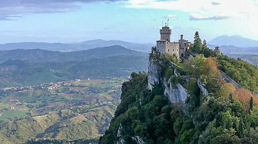 Vecpilsēta atrodas uz Titāna... Autors: Fosilija Itālija neplānojot #7: San Marino - 2. daļa