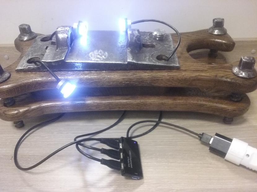 Savienojam USB lādētāja vadus... Autors: Arnis Zemlickis Dari pats - Vintage galda lampa un USB lādētājs.