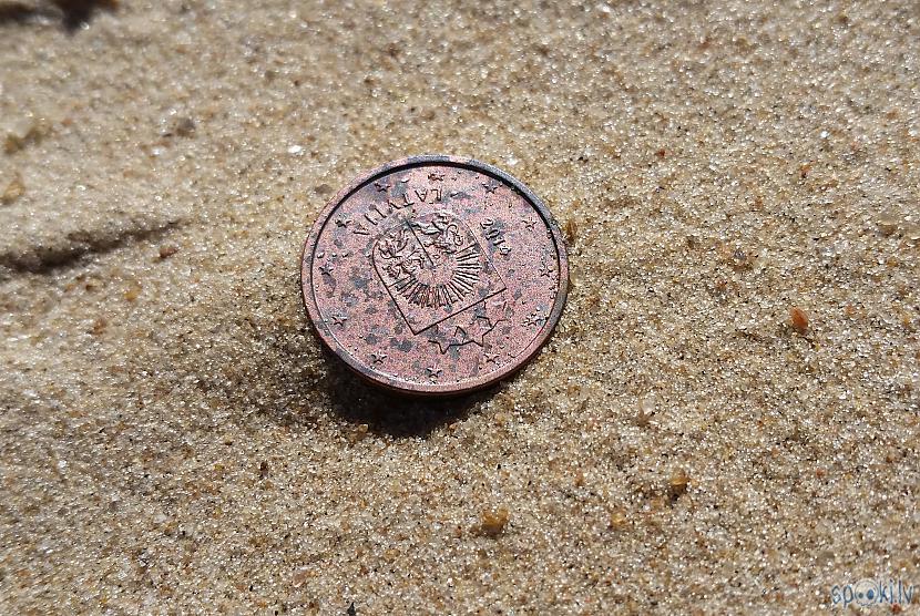 Pirmā monēta pat nebija jārok ... Autors: pyrathe Ar metāla detektoru pa pludmali 2020 (Pūpolsvētdiena)