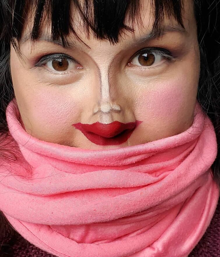  Autors: matilde Meitenes zīmē uz deguniem mazas mutītes, lai masku valkāšanu padarītu jautrāku