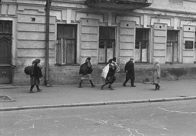 Vienkārscaroni iela un cilvēki... Autors: Lestets PSRS laiku Kijevas ikdiena kādreiz aizliegtajās fotogrāfijās