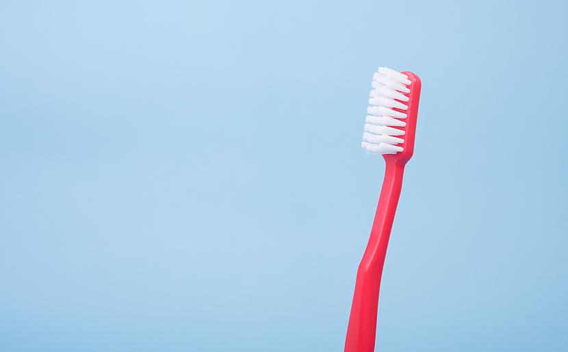 Zobu birstītePat zobu birstīte... Autors: matilde 10 priekšmeti, kas būtu jātīra katru dienu, bet ne visi to zina un dara