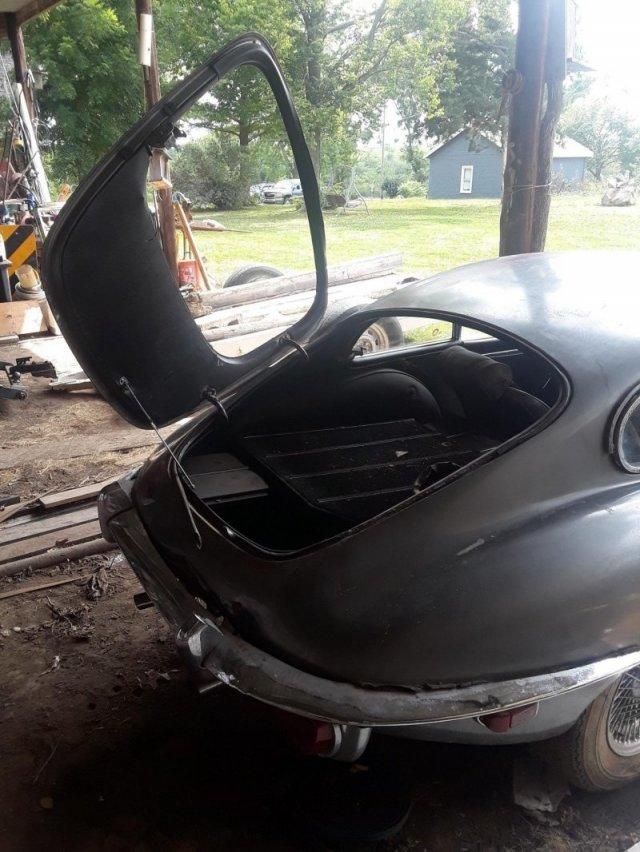  Autors: Zibenzellis69 Atrasts sarūsējis Jaguar E-Type stāvēja 30 gadus bez kustības (20 fotoattēli)