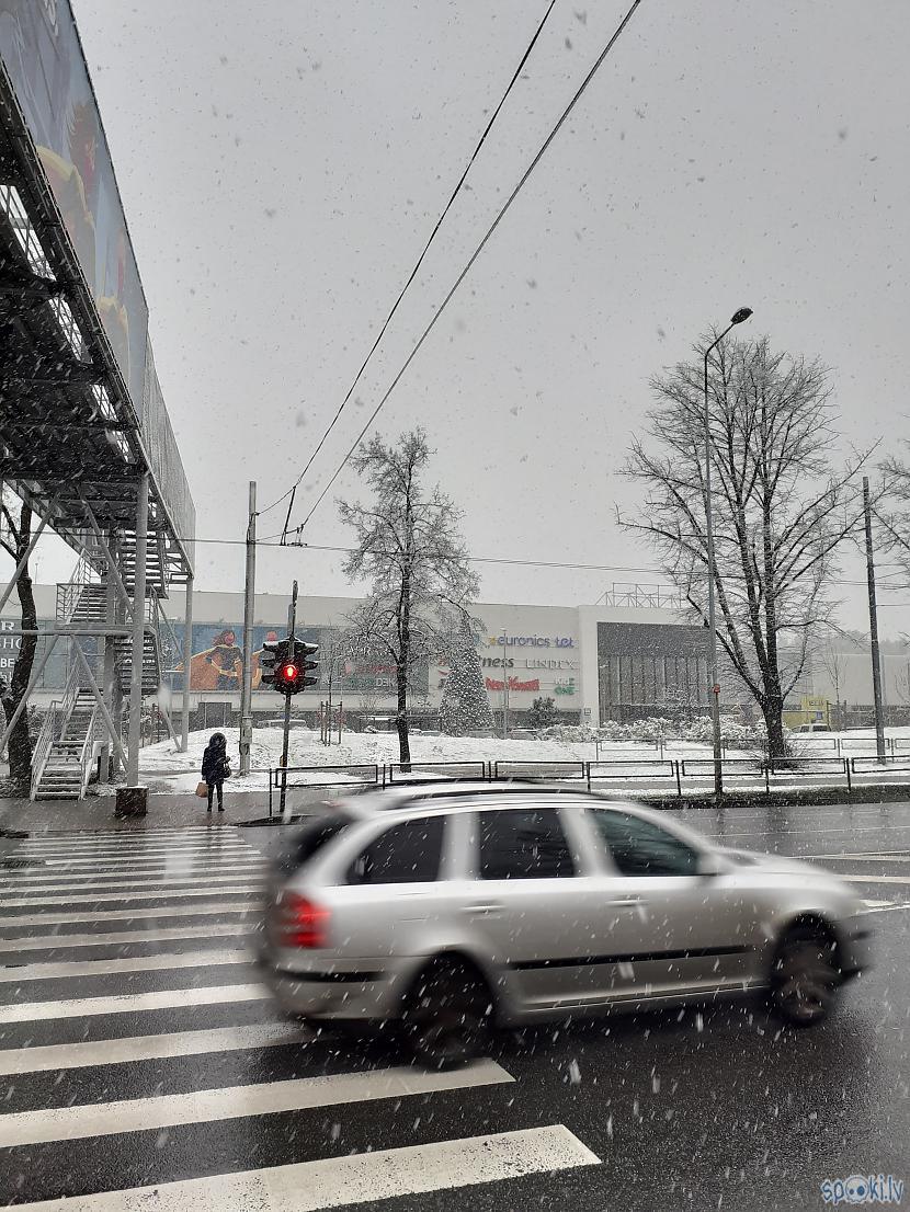 Gaidot zaļo gaismu pie pārejas... Autors: Drakonvīrs Pirmais sniegs 30.11.2020, jeb ceļš no Jaunās Teikas uz Alfu...