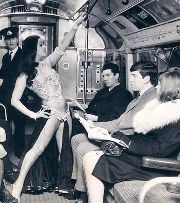 Vēderdeja Londonas metro 1968 Autors: Zibenzellis69 Dažādas retas, vēsturiskas fotogrāfijas, kas var mainīt tavu uzskatu par pagātni