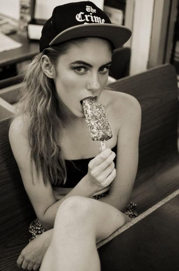  Autors: Zibenzellis69 Tas brīnišķīgais vasaras laiks, kad meitenes mielojas ar saldējumiem