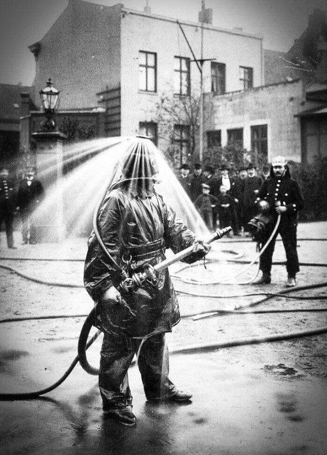 Individuālais ugunsdzēsēju... Autors: Zibenzellis69 Vēsturisko fotogrāfiju vinegrets