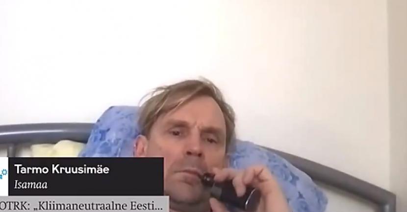 Parlamenta sēdes laikā Krūsimē... Autors: matilde Video: Igaunijā deputāts darba laikā guļ gultā, klausās mūziku un veipo