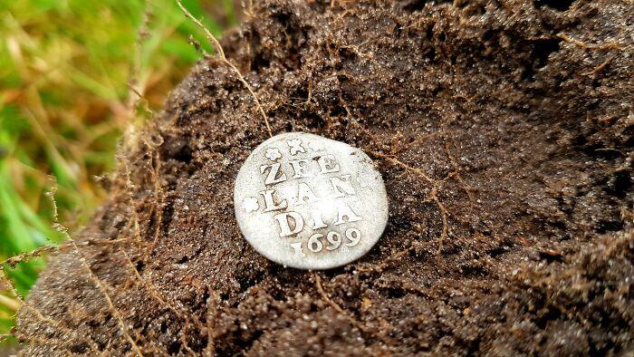 320 gadus veca sudraba monēta... Autors: Lestets 19 labākie metāla detektora atradumi, ar ko cilvēki ir padalījušies internetā
