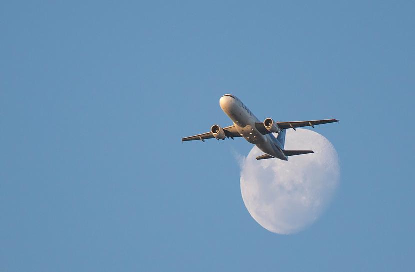 Aģentūra informē ka debesīs... Autors: matilde Kādēļ aiz lidmašīnām veidojas baltas svītras? Skaidro Civilās aviācijas aģentūra