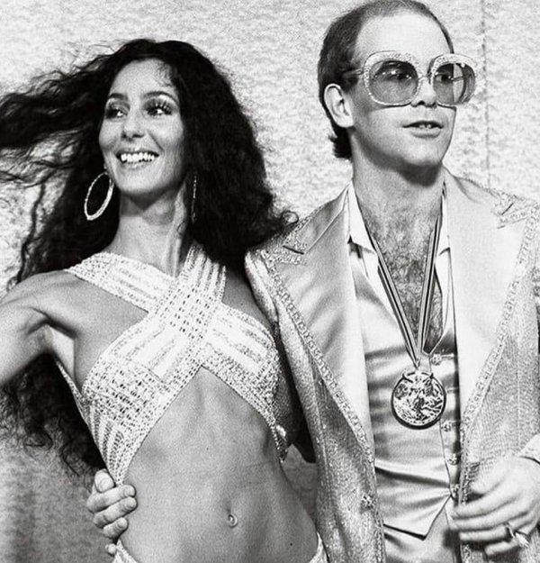 Scaronēra un Eltons Džons 1975... Autors: Zibenzellis69 Interesantu retro fotogrāfiju izlase, kurās slavenību ceļi krustojās (17 foto)